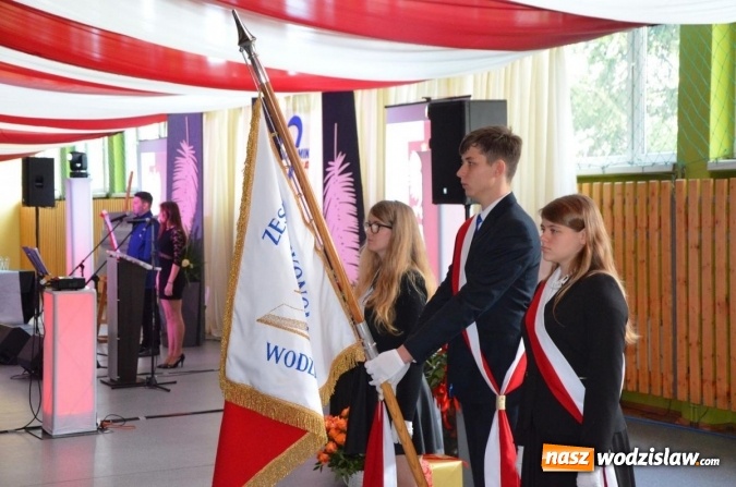 Zdjęcie w galerii na portalu naszwodzislaw.com: Ekonomik z nowym patronem i odznaką wiadomości z regionu