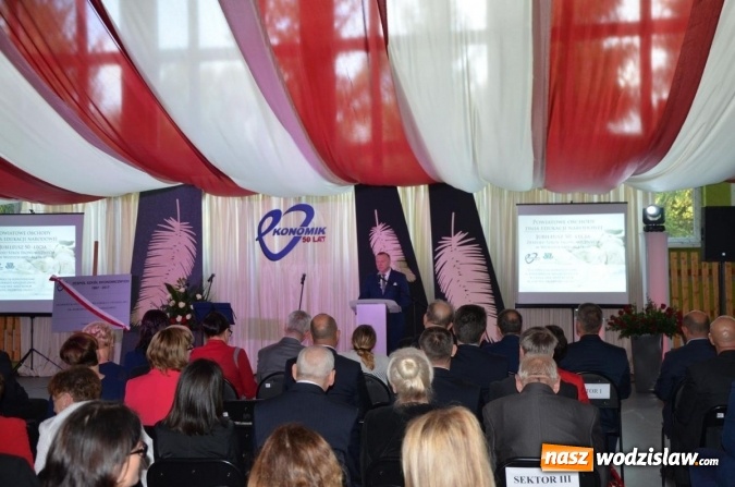 Zdjęcie w galerii na portalu naszwodzislaw.com: Ekonomik z nowym patronem i odznaką wiadomości z regionu