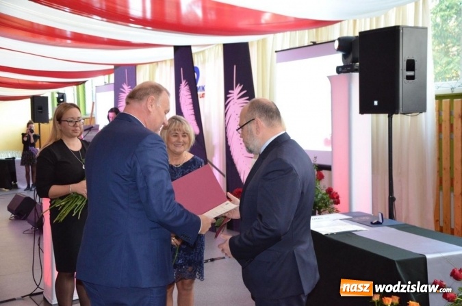 Zdjęcie w galerii na portalu naszwodzislaw.com: Ekonomik z nowym patronem i odznaką wiadomości z regionu