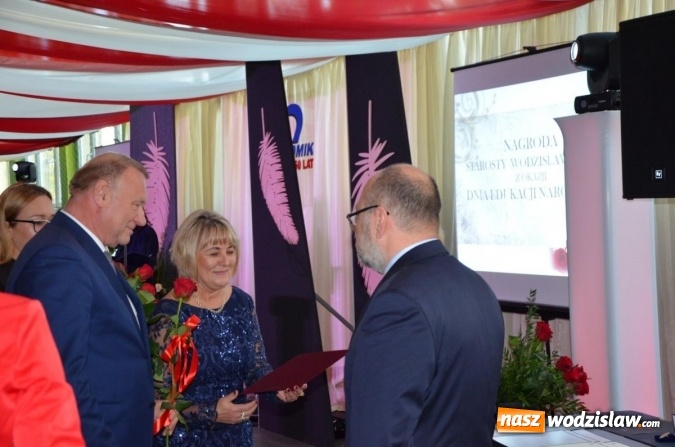 Zdjęcie w galerii na portalu naszwodzislaw.com: Ekonomik z nowym patronem i odznaką wiadomości z regionu