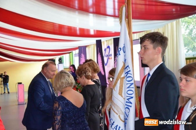 Zdjęcie w galerii na portalu naszwodzislaw.com: Ekonomik z nowym patronem i odznaką wiadomości z regionu