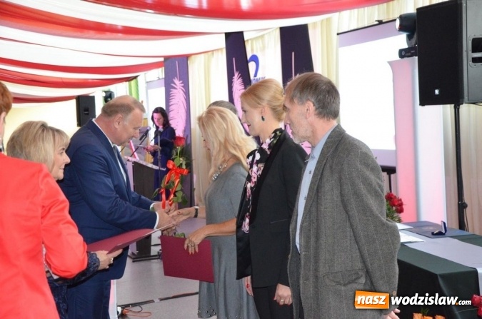 Zdjęcie w galerii na portalu naszwodzislaw.com: Ekonomik z nowym patronem i odznaką wiadomości z regionu