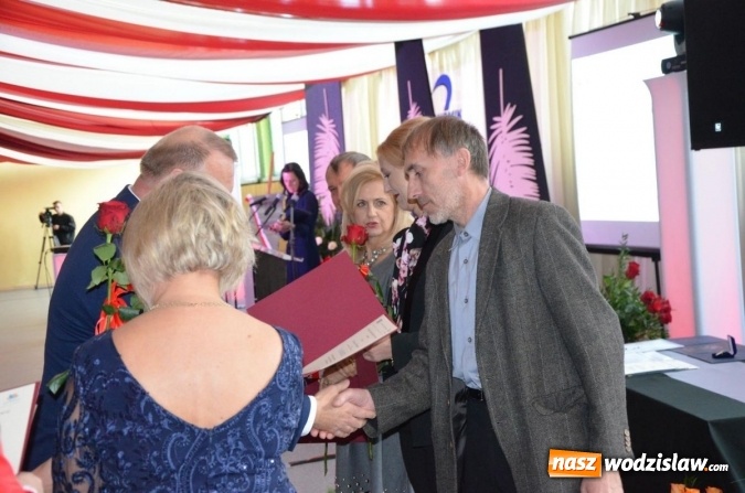 Zdjęcie w galerii na portalu naszwodzislaw.com: Ekonomik z nowym patronem i odznaką wiadomości z regionu