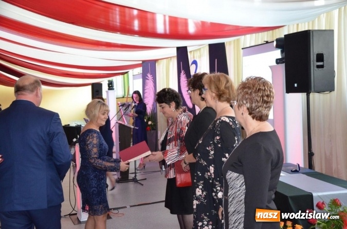 Zdjęcie w galerii na portalu naszwodzislaw.com: Ekonomik z nowym patronem i odznaką wiadomości z regionu