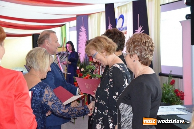 Zdjęcie w galerii na portalu naszwodzislaw.com: Ekonomik z nowym patronem i odznaką wiadomości z regionu