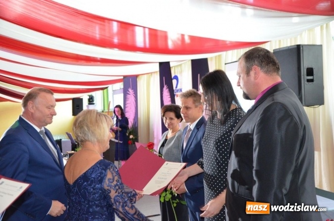 Zdjęcie w galerii na portalu naszwodzislaw.com: Ekonomik z nowym patronem i odznaką wiadomości z regionu