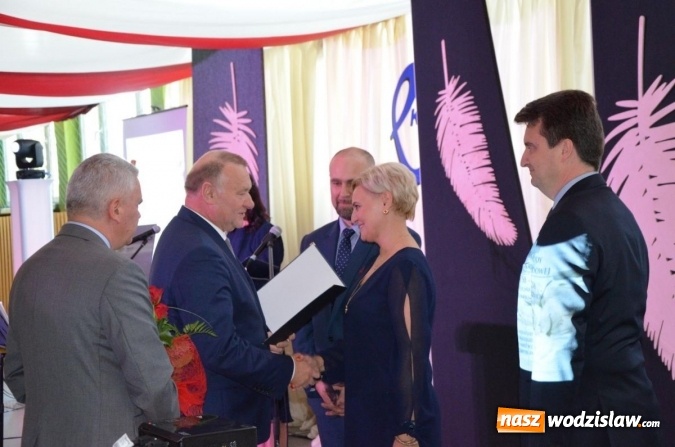 Zdjęcie w galerii na portalu naszwodzislaw.com: Ekonomik z nowym patronem i odznaką wiadomości z regionu