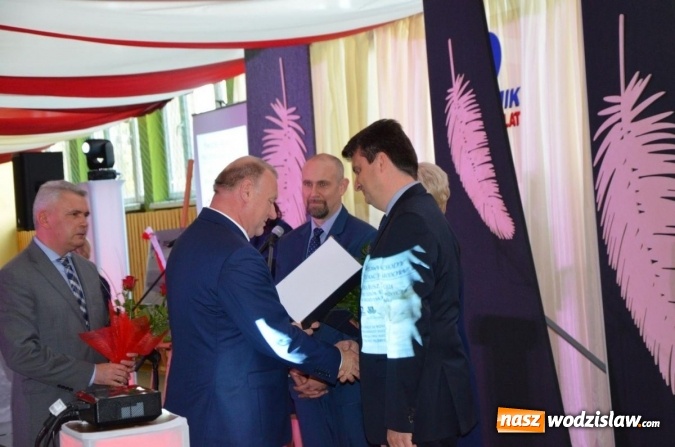 Zdjęcie w galerii na portalu naszwodzislaw.com: Ekonomik z nowym patronem i odznaką wiadomości z regionu