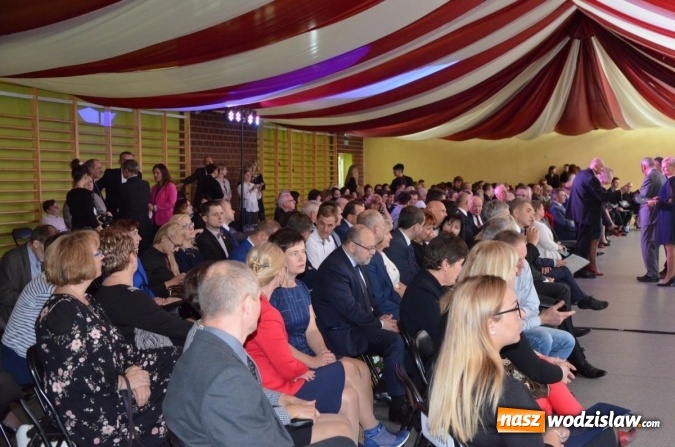 Zdjęcie w galerii na portalu naszwodzislaw.com: Ekonomik z nowym patronem i odznaką wiadomości z regionu