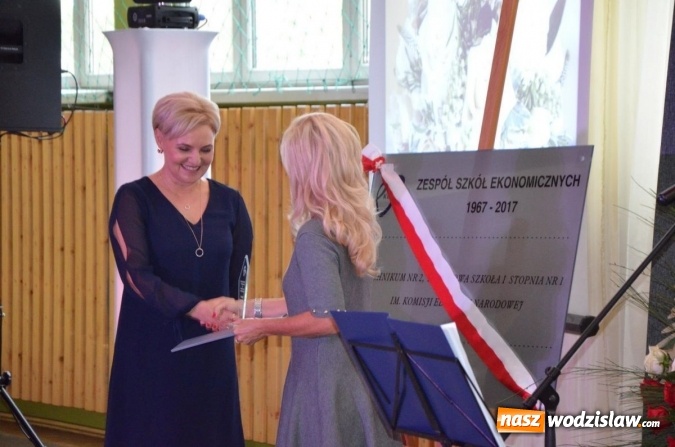 Zdjęcie w galerii na portalu naszwodzislaw.com: Ekonomik z nowym patronem i odznaką wiadomości z regionu