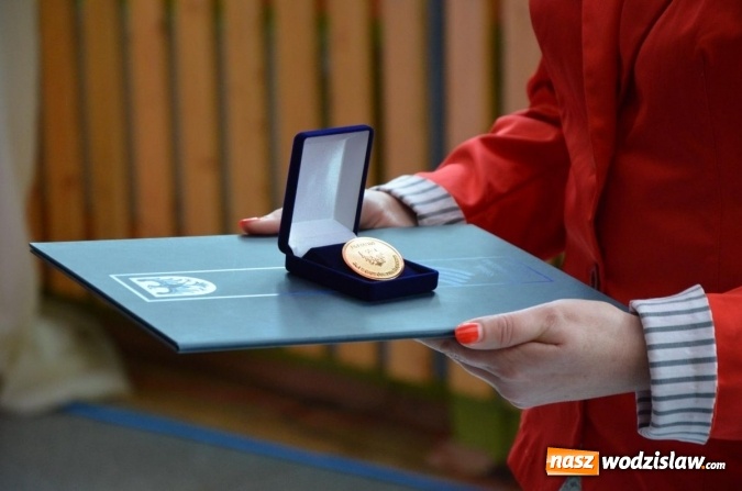 Zdjęcie w galerii na portalu naszwodzislaw.com: Ekonomik z nowym patronem i odznaką wiadomości z regionu