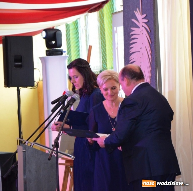 Zdjęcie w galerii na portalu naszwodzislaw.com: Ekonomik z nowym patronem i odznaką wiadomości z regionu