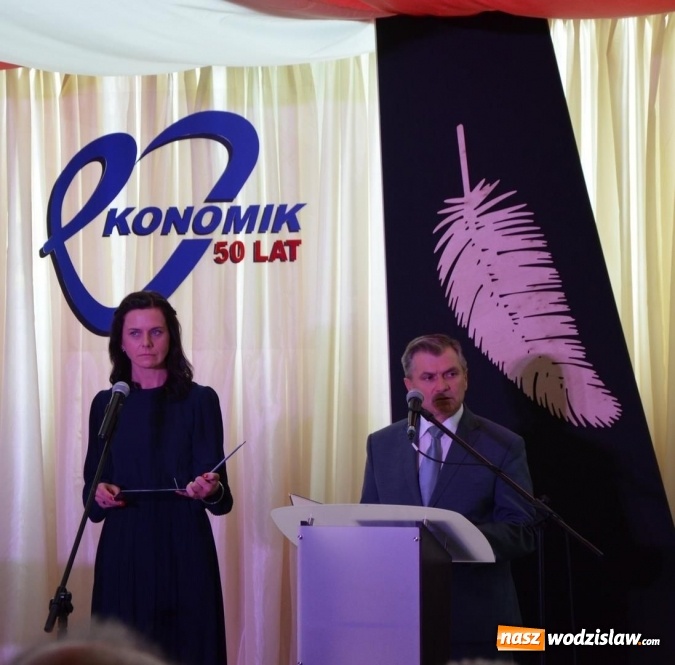 Zdjęcie w galerii na portalu naszwodzislaw.com: Ekonomik z nowym patronem i odznaką wiadomości z regionu