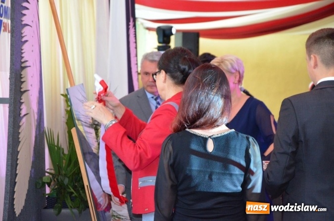 Zdjęcie w galerii na portalu naszwodzislaw.com: Ekonomik z nowym patronem i odznaką wiadomości z regionu