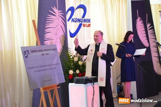 Zdjęcie w galerii na portalu naszwodzislaw.com: Ekonomik z nowym patronem i odznaką wiadomości z regionu