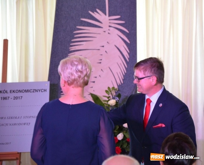 Zdjęcie w galerii na portalu naszwodzislaw.com: Ekonomik z nowym patronem i odznaką wiadomości z regionu