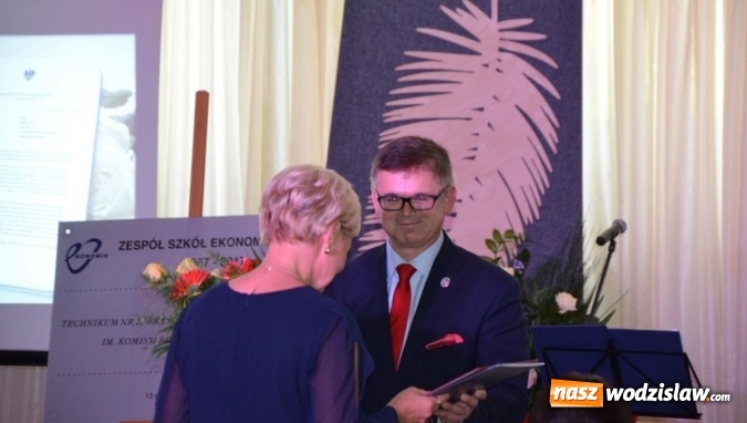Zdjęcie w galerii na portalu naszwodzislaw.com: Ekonomik z nowym patronem i odznaką wiadomości z regionu