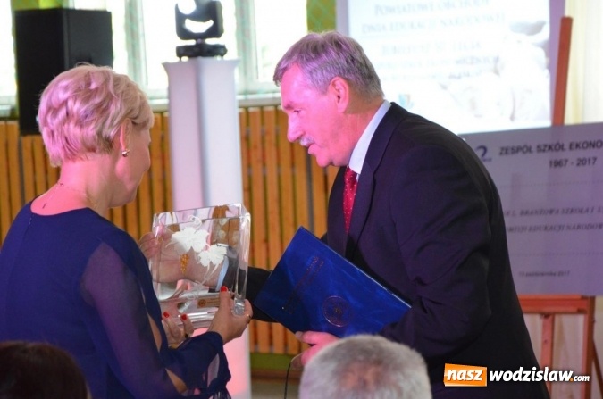 Zdjęcie w galerii na portalu naszwodzislaw.com: Ekonomik z nowym patronem i odznaką wiadomości z regionu