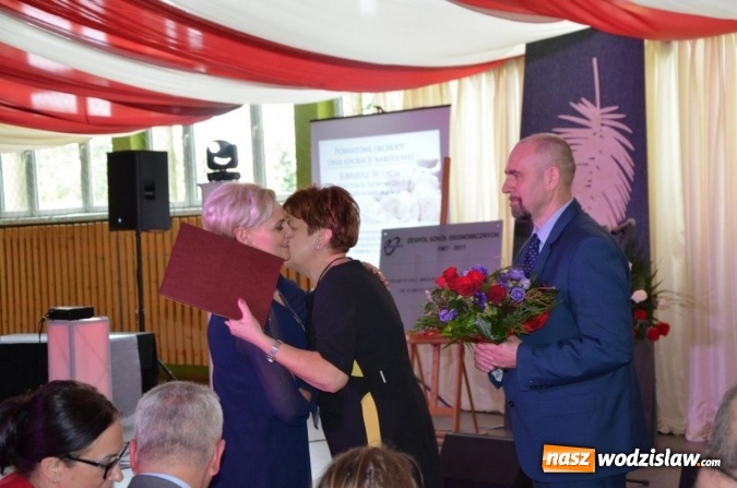 Zdjęcie w galerii na portalu naszwodzislaw.com: Ekonomik z nowym patronem i odznaką wiadomości z regionu