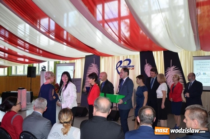 Zdjęcie w galerii na portalu naszwodzislaw.com: Ekonomik z nowym patronem i odznaką wiadomości z regionu