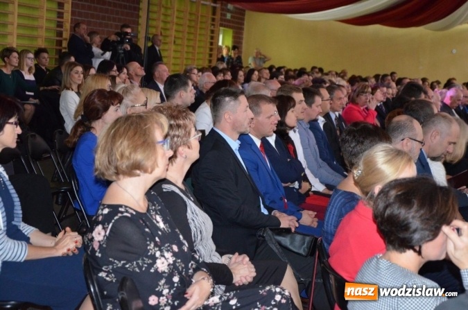 Zdjęcie w galerii na portalu naszwodzislaw.com: Ekonomik z nowym patronem i odznaką wiadomości z regionu