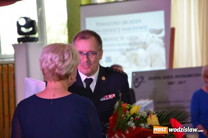 Zdjęcie w galerii na portalu naszwodzislaw.com: Ekonomik z nowym patronem i odznaką wiadomości z regionu