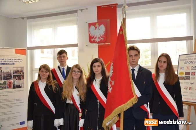 Zdjęcie w galerii na portalu naszwodzislaw.com: Ekonomik z nowym patronem i odznaką wiadomości z regionu