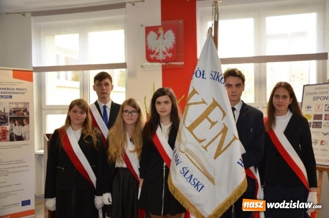 Zdjęcie w galerii na portalu naszwodzislaw.com: Ekonomik z nowym patronem i odznaką wiadomości z regionu