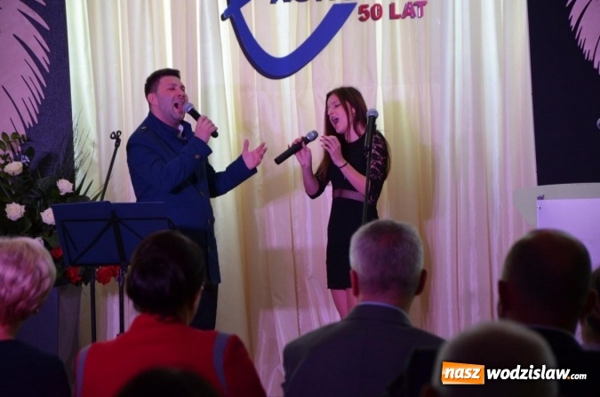 Zdjęcie w galerii na portalu naszwodzislaw.com: Ekonomik z nowym patronem i odznaką wiadomości z regionu