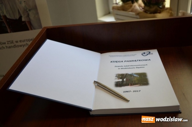 Zdjęcie w galerii na portalu naszwodzislaw.com: Ekonomik z nowym patronem i odznaką wiadomości z regionu