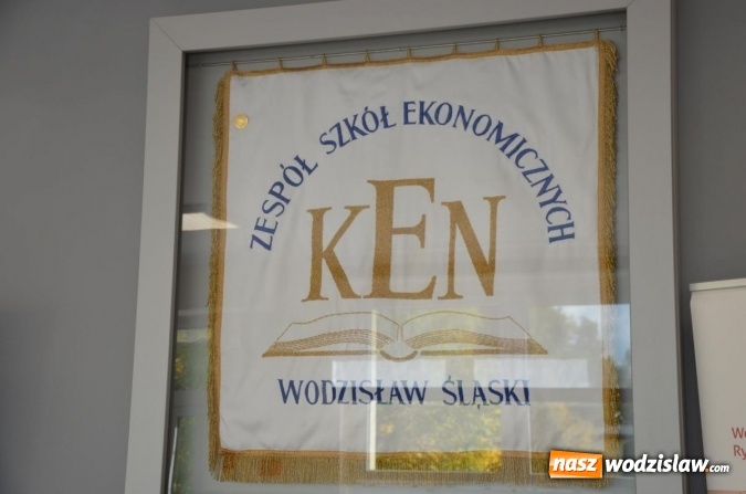Zdjęcie w galerii na portalu naszwodzislaw.com: Ekonomik z nowym patronem i odznaką wiadomości z regionu