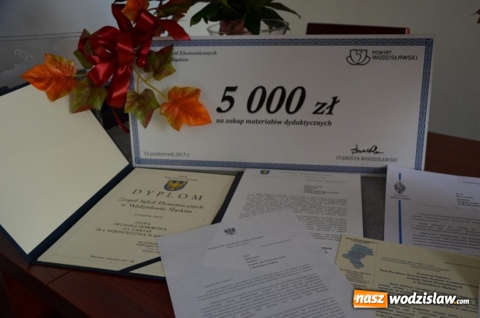 Zdjęcie w galerii na portalu naszwodzislaw.com: Ekonomik z nowym patronem i odznaką wiadomości z regionu