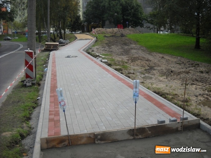 Zdjęcie w galerii na portalu naszwodzislaw.com: SKM remontują chodnik na Mieszka  wiadomości z regionu
