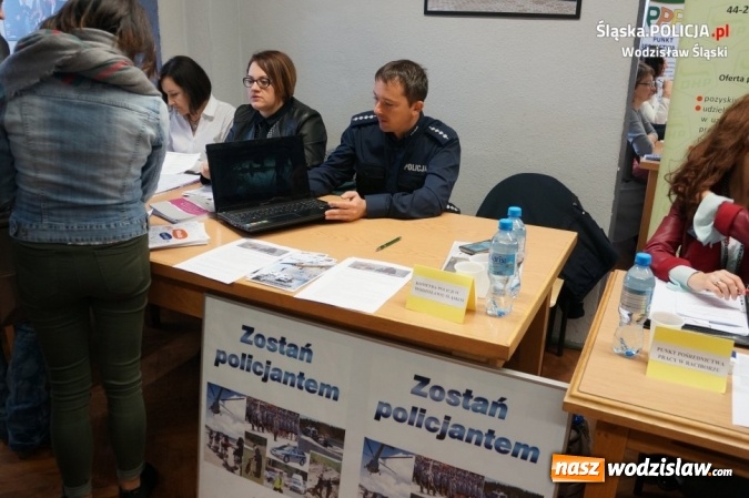 Zdjęcie w galerii na portalu naszwodzislaw.com: Zachęcali do pracy w policji wiadomości z regionu