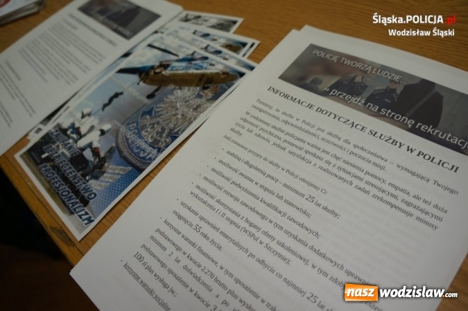Zdjęcie w galerii na portalu naszwodzislaw.com: Zachęcali do pracy w policji wiadomości z regionu
