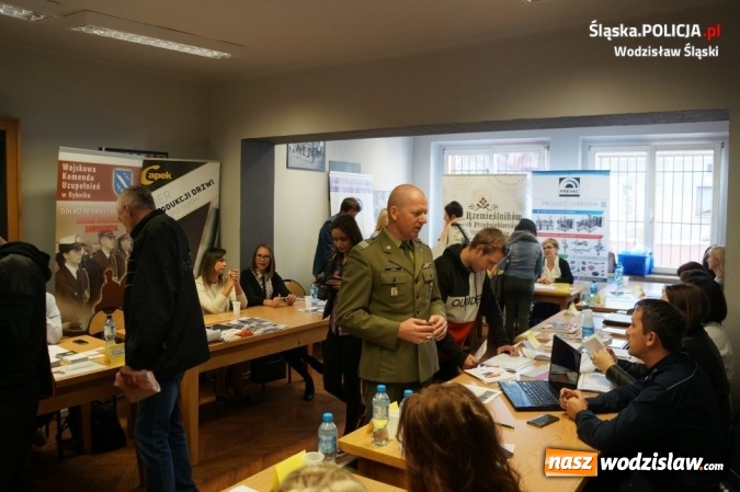 Zdjęcie w galerii na portalu naszwodzislaw.com: Zachęcali do pracy w policji wiadomości z regionu