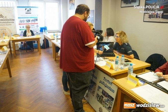 Zdjęcie w galerii na portalu naszwodzislaw.com: Zachęcali do pracy w policji wiadomości z regionu