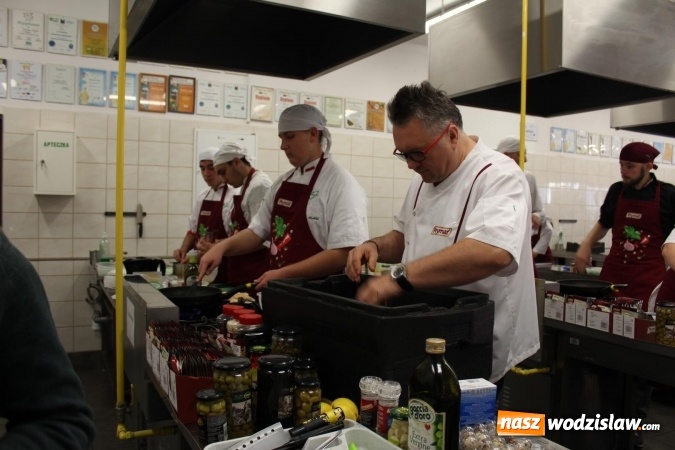 Zdjęcie w galerii na portalu naszwodzislaw.com: Robert Sowa po raz drugi gotował w Ekonomiku  wiadomości z regionu