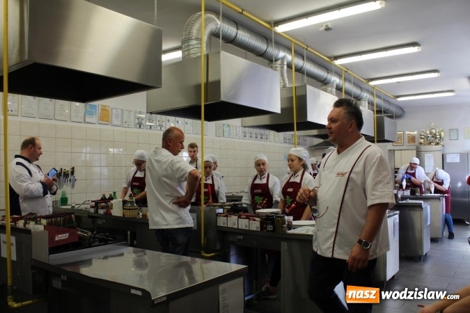 Zdjęcie w galerii na portalu naszwodzislaw.com: Robert Sowa po raz drugi gotował w Ekonomiku  wiadomości z regionu