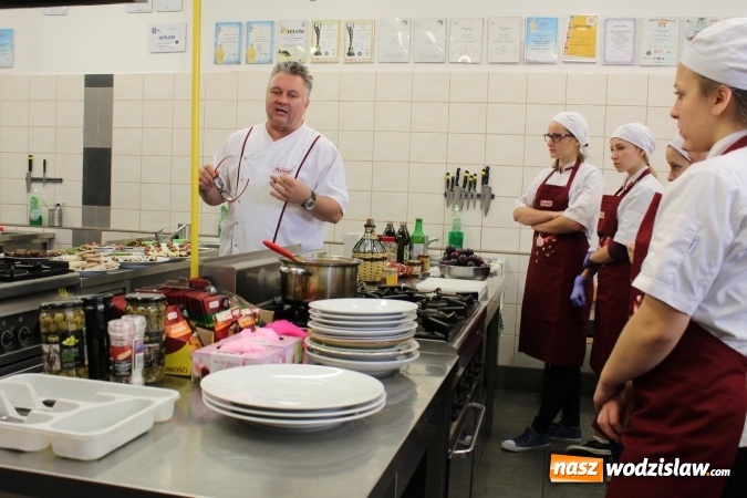 Zdjęcie w galerii na portalu naszwodzislaw.com: Robert Sowa po raz drugi gotował w Ekonomiku  wiadomości z regionu