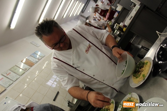 Zdjęcie w galerii na portalu naszwodzislaw.com: Robert Sowa po raz drugi gotował w Ekonomiku  wiadomości z regionu