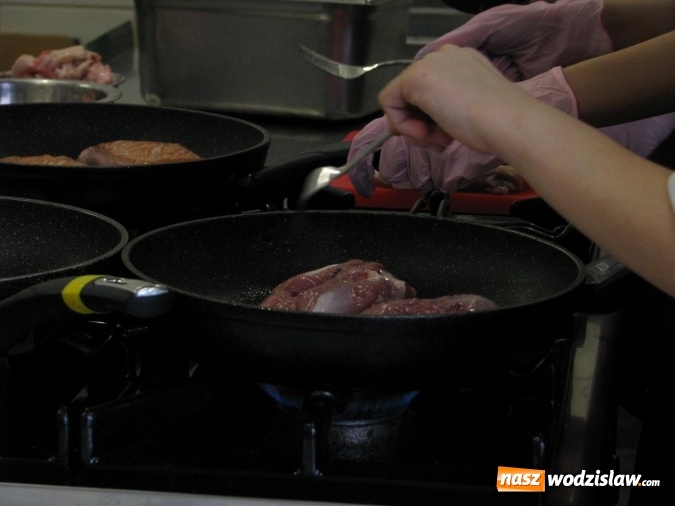 Zdjęcie w galerii na portalu naszwodzislaw.com: Robert Sowa po raz drugi gotował w Ekonomiku  wiadomości z regionu