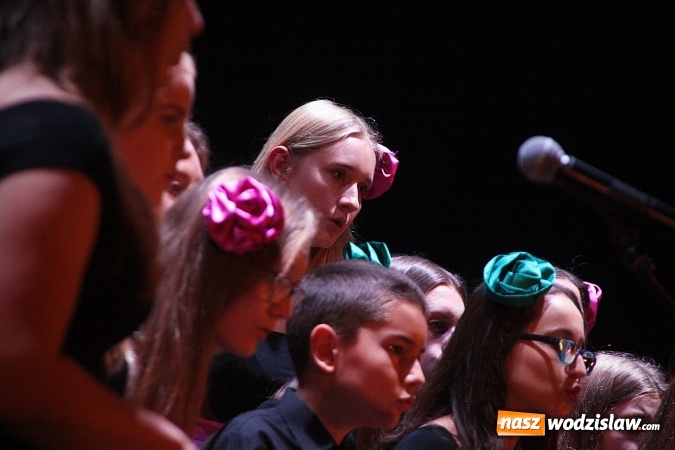 Zdjęcie w galerii na portalu naszwodzislaw.com: Miejski Chór Młodzieżowy Canticum Novum śpiewa dla nas już pięć lat  wiadomości z regionu