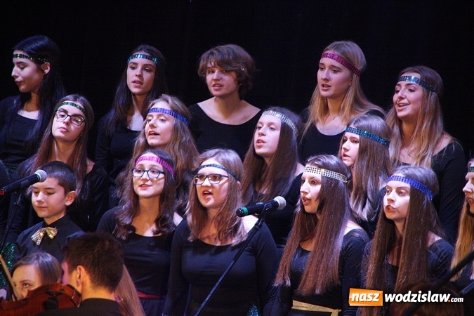 Zdjęcie w galerii na portalu naszwodzislaw.com: Miejski Chór Młodzieżowy Canticum Novum śpiewa dla nas już pięć lat  wiadomości z regionu