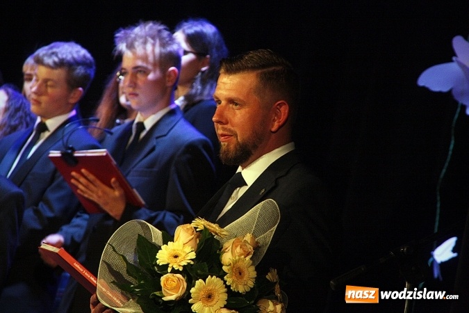 Zdjęcie w galerii na portalu naszwodzislaw.com: Miejski Chór Młodzieżowy Canticum Novum śpiewa dla nas już pięć lat  wiadomości z regionu