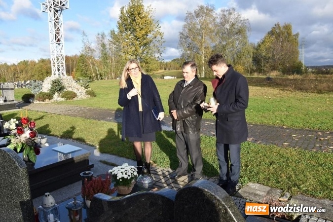Zdjęcie w galerii na portalu naszwodzislaw.com: Delegacja powiatu zapaliła znicze na grobach samorządowców  wiadomości z regionu