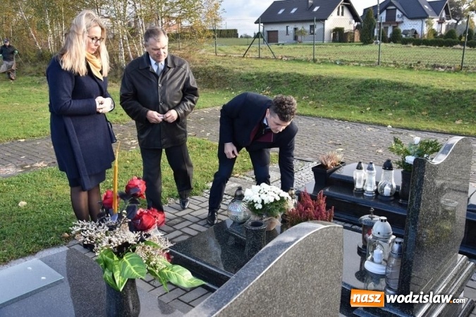 Zdjęcie w galerii na portalu naszwodzislaw.com: Delegacja powiatu zapaliła znicze na grobach samorządowców  wiadomości z regionu