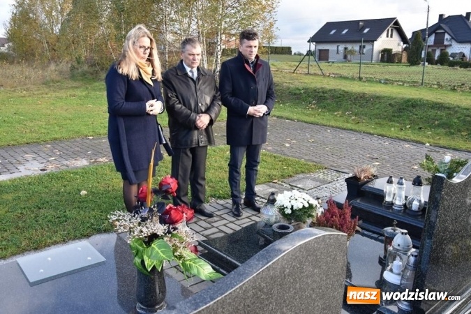 Zdjęcie w galerii na portalu naszwodzislaw.com: Delegacja powiatu zapaliła znicze na grobach samorządowców  wiadomości z regionu