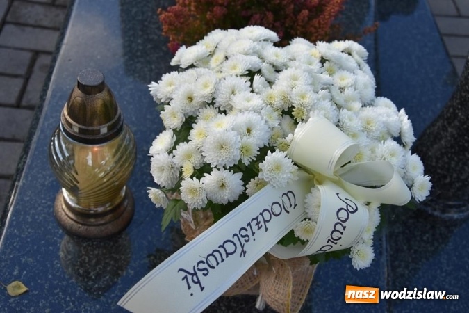 Zdjęcie w galerii na portalu naszwodzislaw.com: Delegacja powiatu zapaliła znicze na grobach samorządowców  wiadomości z regionu