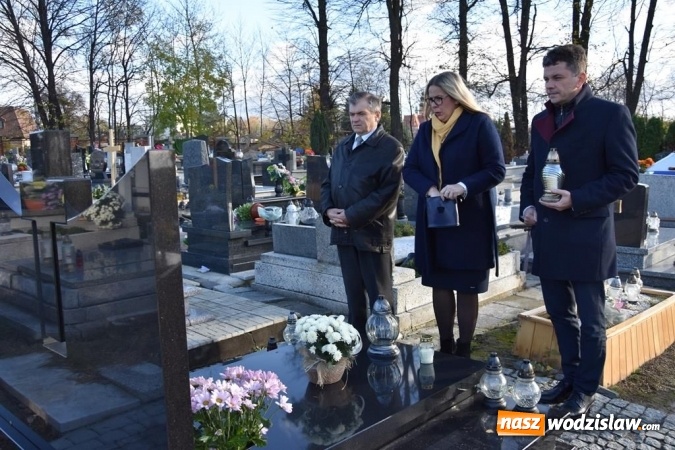 Zdjęcie w galerii na portalu naszwodzislaw.com: Delegacja powiatu zapaliła znicze na grobach samorządowców  wiadomości z regionu